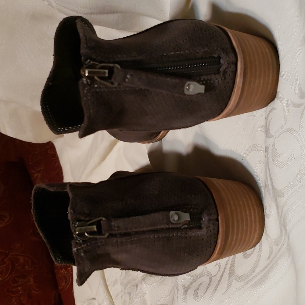 Shoes - Picture 4 of 7